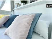 Se alquila habitación en apartamento de 4 dormitorios en...