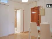 Se alquila habitación en apartamento de 4 dormitorios en...