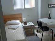 Se alquila habitación en apartamento de 5 dormitorios