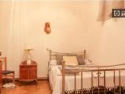 Se alquila habitación en apartamento de 5 dormitorios en... Se alquila habitación en apartamento de 5 dormitorios en...