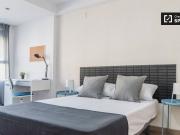 Se alquila habitación en apartamento de 6 dormitorios en...