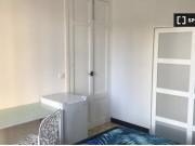Se alquila habitación en el apartamento de 5 dormitorios...
