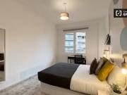 Se alquila habitación en el apartamento de 6 dormitorios...