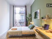 Se alquila habitación en el apartamento de 6 dormitorios...