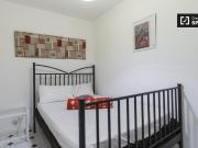 Se alquila habitación en elegante apartamento de 4...