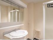 Se alquila habitación en piso 7 dormitorios en Tetuán,...