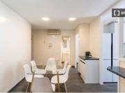 Se alquila habitación en piso 7 dormitorios en Tetuán,...