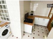 Se alquila habitación en piso 7 dormitorios en Tetuán,...