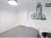 Se alquila habitación en piso compartido con escritorio,...