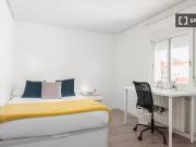 Se alquila habitación en piso compartido en Cuatro...