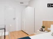 Se alquila habitación en piso de 11 habitaciones en Madrid