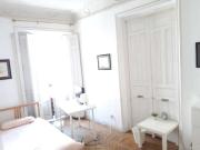 Se alquila habitación en piso de 12 habitaciones en Sol,...