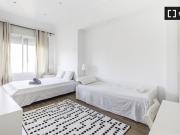 Se alquila habitación en piso de 13 habitaciones en Sant...