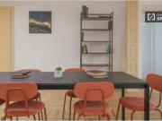 Se alquila habitación en piso de 18 habitaciones en Madrid