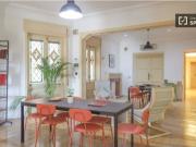 Se alquila habitación en piso de 18 habitaciones en Madrid