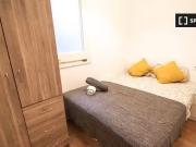 Se alquila habitación en piso de 19 habitaciones en... Se alquila habitación en piso de 19 habitaciones en...