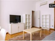 Se alquila habitación en piso de 19 habitaciones en Eixample