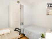 Se alquila habitación en piso de 19 habitaciones en...