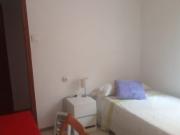 Se alquila habitación en piso de 2 dormitorios en...