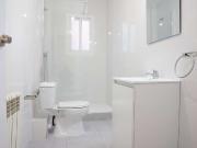 Se alquila habitación en piso de 3 dormitorios en...