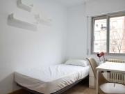 Se alquila habitación en piso de 3 dormitorios en...