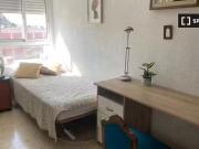 Se alquila habitación en piso de 3 dormitorios en...