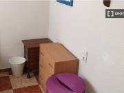 Se alquila habitación en piso de 3 dormitorios en Granada