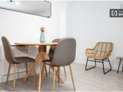 Se alquila habitación en piso de 3 dormitorios en Latina