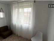 Se alquila habitación en piso de 3 dormitorios en...