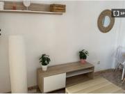 Se alquila habitación en piso de 3 dormitorios en...