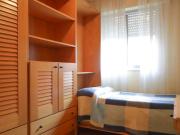 Se alquila habitación en piso de 3 dormitorios en...
