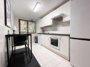 Se alquila habitación en piso de 3 dormitorios en...