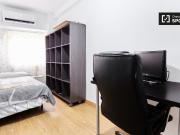 Se alquila habitación en piso de 3 dormitorios en...