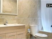 Se alquila habitación en piso de 3 habitaciones, centro...