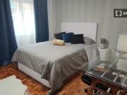 Se alquila habitación en piso de 3 habitaciones en...