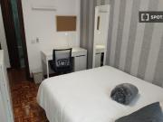 Se alquila habitación en piso de 3 habitaciones en...