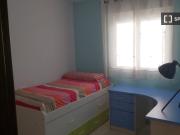 Se alquila habitación en piso de 3 habitaciones en...