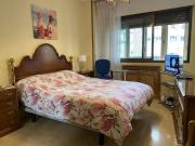 Se alquila habitación en piso de 3 habitaciones en Casco...