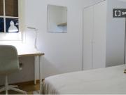 Se alquila habitación en piso de 3 habitaciones en El...