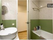 Se alquila habitación en piso de 3 habitaciones en El...