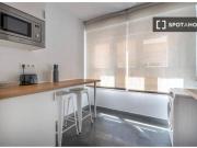 Se alquila habitación en piso de 3 habitaciones en Granada