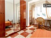 Se alquila habitación en piso de 3 habitaciones en...