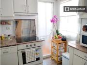 Se alquila habitación en piso de 3 habitaciones en La...