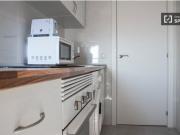 Se alquila habitación en piso de 3 habitaciones en Numancia