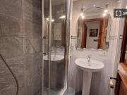 Se alquila habitación en piso de 3 habitaciones en...