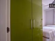 Se alquila habitación en piso de 4 dormitorios en...