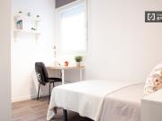 Se alquila habitación en piso de 4 dormitorios en...