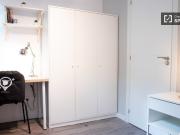 Se alquila habitación en piso de 4 dormitorios en...