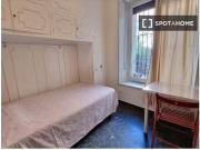 Se alquila habitación en piso de 4 dormitorios en...