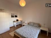Se alquila habitación en piso de 4 dormitorios en Barcelona